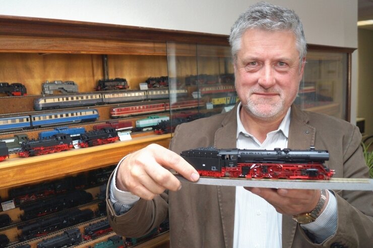 Große Geschichte kleiner Loks lebt weiter - Mehr Platz für "Made in Germany": Matthias Richter mit dem neuen Modell einer Reisezug-Dampflok, das ab Juni verkauft wird.