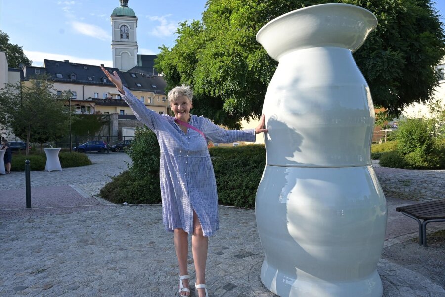 Große Kunst im Erzgebirge: Aber was darf sie kosten? - Die Österreicherin Uli Aigner mit einer ihrer beiden Plastiken, die seit Samstag in Lößnitz zu sehen sind. Das Porzellan ist gut versichert.