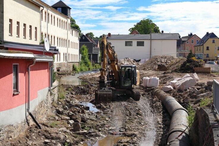 Die Reste eines Wehrs im Flussbett der Großen Mittweida in Raschau werden abgerissen. Da ist eine begehbare Ufergestaltung geplant. 