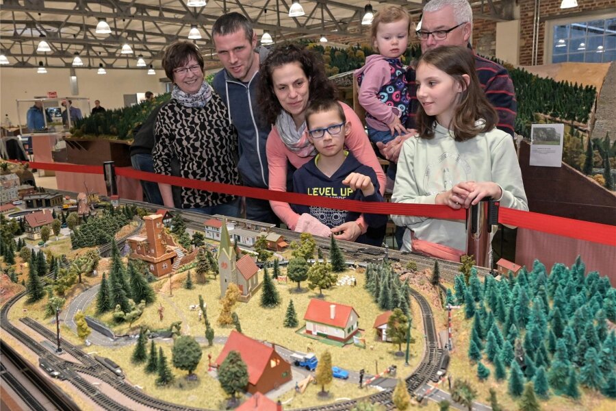 Große Modellbahnanlage mit Auer Bahnhof zieht Blicke auf sich - Cornelia Förster und Oscar Förster (vorn Mitte) gehörten am Wochenende zu den Besuchern der Modellbahn-Ausstellung.