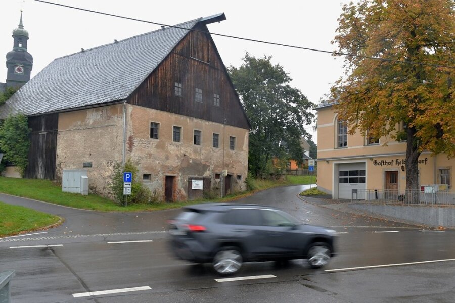 Das Helbigsdorfer Ortszentrum mit dem sanierten Alten Gasthof, der Kirche und einer maroden Scheune soll in den nächsten Jahren neu gestaltet werden.