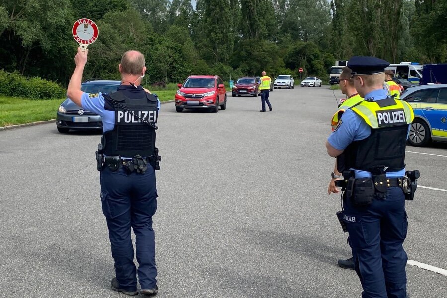Große Polizeikontrolle auf der B 93 bei Zwickau – Beamte ziehen Führerscheine ein - Der komplette Verkehr auf der Bundesstraße wurde über den Parkplatz geleitet. Mit einer Kelle winkten die Polizisten einzelne Fahrzeuge heraus.