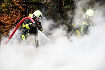 Große Rauchsäule bei Aue: Feuerwehr rückt zu Brand aus - Zu einem Brand ist die Feuerwehr in Aue am Freitag ausgerückt.