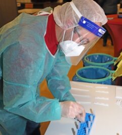 Große Resonanz auf neues Testzentrum - Vereinsmitglied Jens Merkel beim Bearbeiten eines Testabstrichs. 