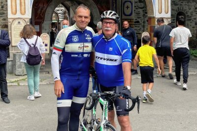 Große Sache an der Hohen Esse - Olympiasieger und Hobbyradler: Olaf Ludwig (l.) und Hartmut Kern, hier bei einer Tour in Bulgarien. 