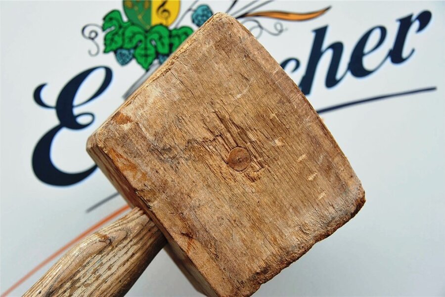 Der Holzhammer zum Anzapfen des Freibierfasses gehört "mei Toch" zum größten Volksfest im Oberen Vogtland dazu.
