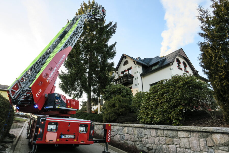 Großeinsatz bei Schornsteinbrand in Schneeberg - 