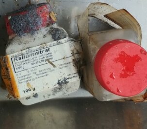 Großeinsatz: Chemikalien im Hausmüll - An diesem Behälter mit Kaliumnitrat (links) sind Spuren einer chemischen Reaktion gut zu erkennen.