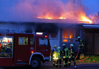 Großeinsatz der Feuerwehr - Brand in Tischlerei in Langenchursdorf - In einer Tischlerei in Langenchursdorf hat es am Freitagmorgen gebrannt.