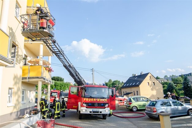 Großeinsatz der Feuerwehr nach Herd-Brand in Langenau - 