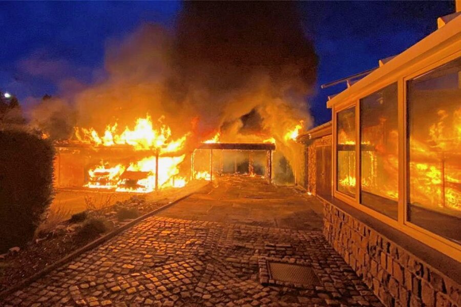 Großeinsatz der Feuerwehr wegen Carportbrand am Bahrehang in Chemnitz - Am Mittwochabend brannte der Cartport licherloh. 