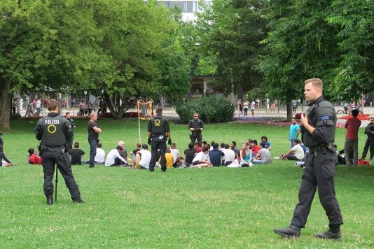 Großeinsatz der Polizei im Chemnitzer Stadthallenpark - 