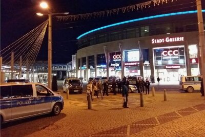 Großeinsatz der Polizei in Plauen - Nach dem massiven Einsatz der Polizei hatte sich die Situation auf dem Plauener Postplatz gegen 19.30 Uhr wieder beruhigt. Zuvor standen sich dort rund 200 Menschen, überwiegend Ausländer, gegenüber. 