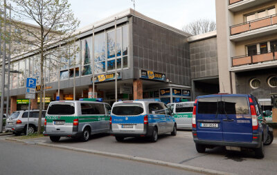 Großeinsatz der Polizei: Personenkontrollen im Chemnitzer Zentrum - Mit der sogenannten Komplexkontrolle will die Polizei die Straßen- und Betäubungsmittelkriminalität bekämpfen und das Sicherheitsgefühl der Bevölkerung verbessern.