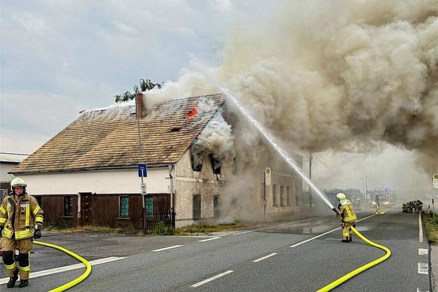 Großeinsatz für die Feuerwehr Meerane an der Grenze zu Thüringen: Flammen zerstören ehemalige Gaststätte - Die Feuerwehr war am „Dreierhäuschen“ in Ponitz im Einsatz.
