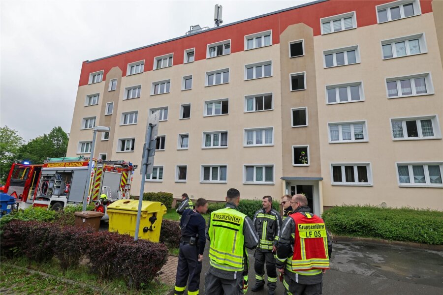 Großeinsatz für Feuerwehr und Rettungsdienst in Glauchau: 24 Bewohner aus verrauchtem Mehrfamilienhaus evakuiert - Feuerwehr und Rettungsdienst waren am Dienstag rund zwei Stunden an der Virchowstraße im Einsatz.
