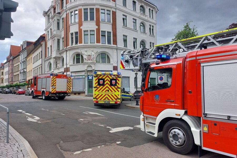 Großeinsatz in Freiberg: Polizei ermittelt wegen Brandstiftung - Feuerwehr und Rettungsdienst sind am Sonntagnachmittag an die Hornstraße in Freiberg gerufen worden.