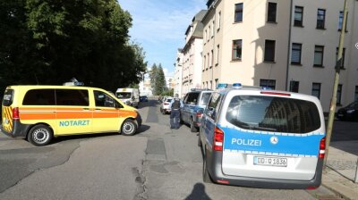 Rettungsdienst und Polizei waren am Montagabend in Limbach-Oberfrohna im Einsatz, weil sich ein Guineer zunächst mit einer Flüssigkeit übergossen und dann ein Feuerzeug in den Händen gehalten hatte.