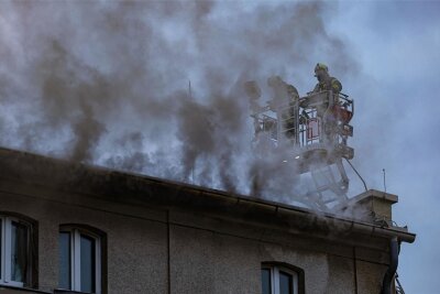 Großeinsatz in Meerane: 70 Feuerwehrleute kämpfen fünf Stunden gegen Flammen und Glutnester in Industriebrache - Die Feuerwehr muss den Brand im Dachbereich der Industriebrache löschen.