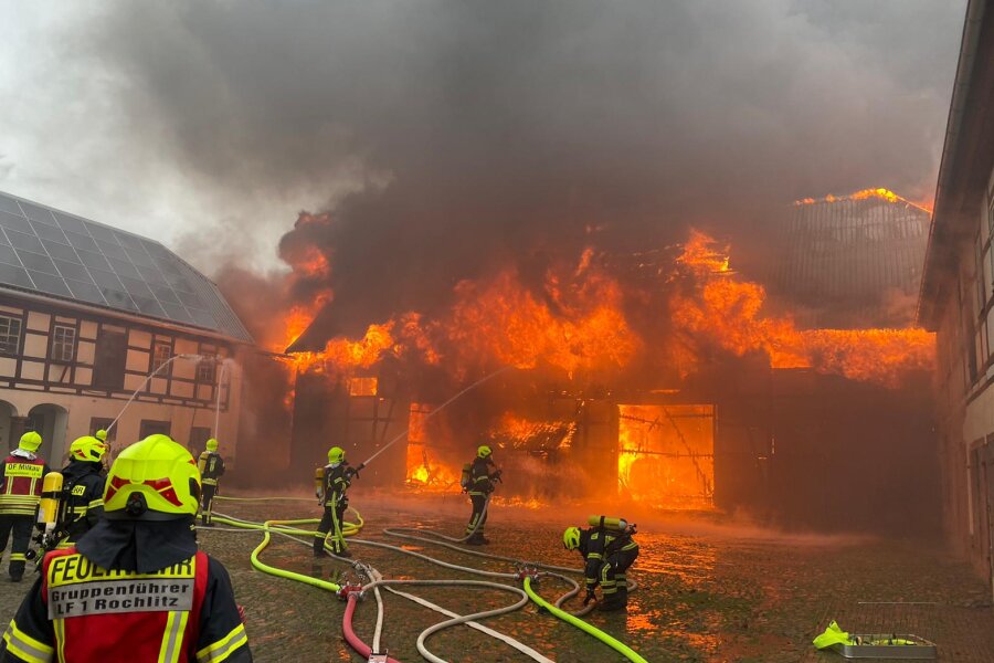 Großeinsatz in Sachsendorf: Scheune brennt ab - 
