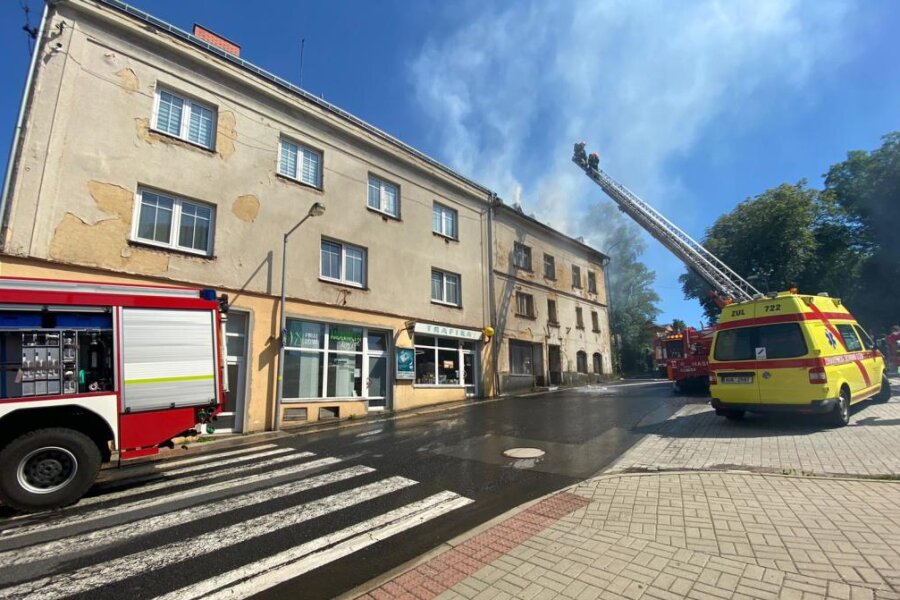Großeinsatz in Weipert: Zwei Wohnhäuser in Brand geraten - 