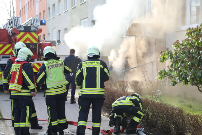 Dicke Rauchsäulen drücken aus den Kellerfenstern.