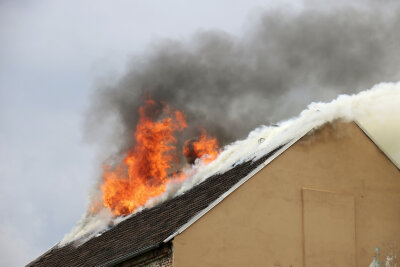 Großeinsatz wegen Dachstuhlbrand am Sonnenberg - Aus noch ungeklärten Gründen war am Mittwochnachmittag der Dachstuhl eines Wohnhauses an der Palmstraße in Brand geraten.