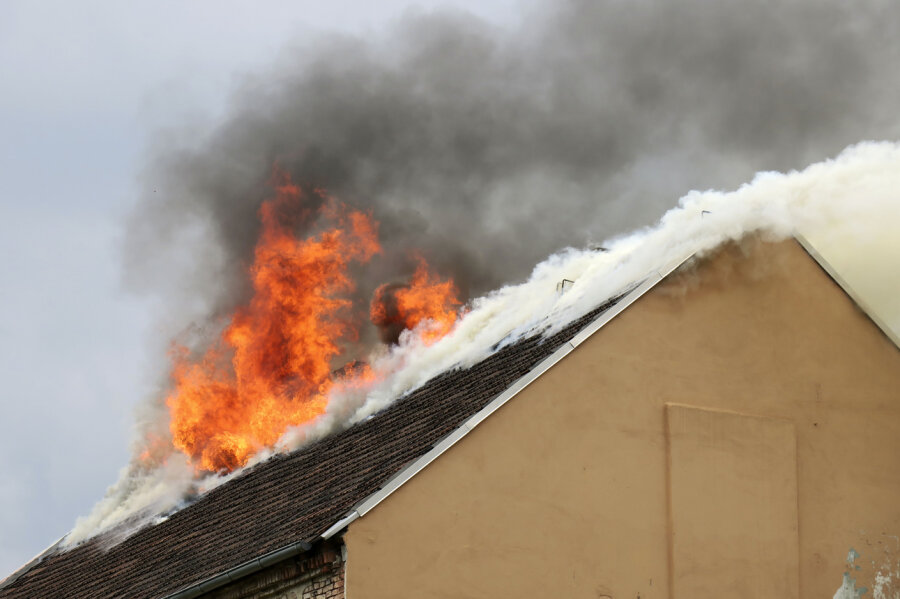 Großeinsatz wegen Dachstuhlbrand am Sonnenberg - Aus noch ungeklärten Gründen war am Mittwochnachmittag der Dachstuhl eines Wohnhauses an der Palmstraße in Brand geraten.