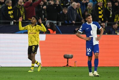Großer Abend in Dortmund: BVB zieht ins Halbfinale ein - Ian Maatsen (l) bejubelt sein Tor zum zwischenzeitlichen 2:0.