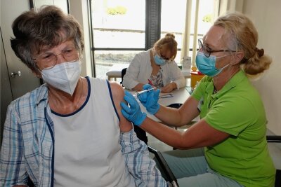 Großer Andrang beim mobilen Impfen in Reichenbach - Krankenschwester Katja Dorn verabreicht Renate Wutzler die erste Impfung, hinten Ärztin Noreen Drechsler.