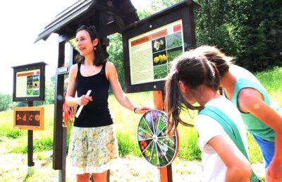 Großer Andrang beim neuen Kindererlebnispfad in Stützengrün - Luise Eichhorn erläuterte bei der Eröffnung des neuen Kindererlebnispfads in Stützengrün jede der insgesamt neun Stationen zu verschiedenen Themen. 
