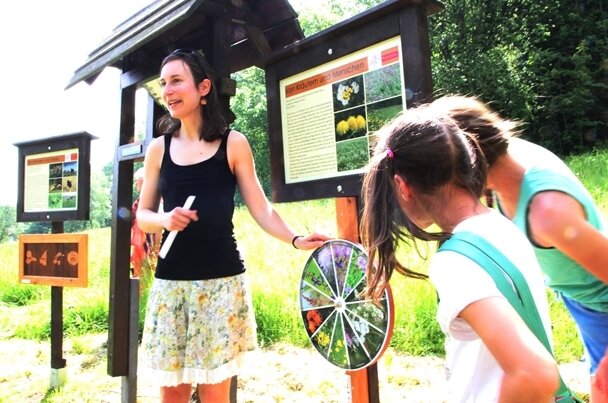 Großer Andrang beim neuen Kindererlebnispfad in Stützengrün - Luise Eichhorn erläuterte bei der Eröffnung des neuen Kindererlebnispfads in Stützengrün jede der insgesamt neun Stationen zu verschiedenen Themen. 