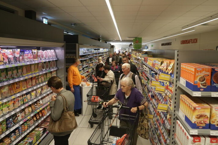 Großer Andrang: Neuer Konsum öffnet in Chemnitz - Schon kurz nach der Eröffnung fanden sich zahlreiche Kunden im neuen Konsum im Rosenhof ein.