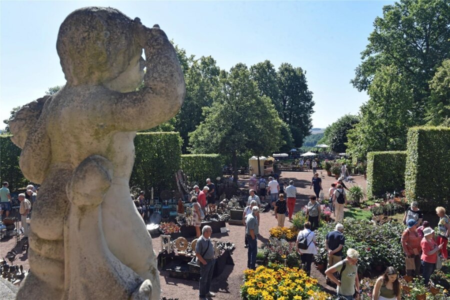 Großer Andrang schon am ersten Tag: Der Gartenkönig ist in Lichtenwalde zu Gast - Gartenträume im Schlosspark Lichtenwalde. 100 Aussteller offerieren alles rund um Haus, Hof und Garten.