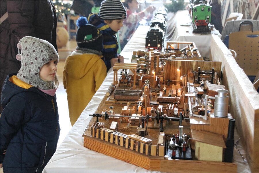 Großer Ansturm zum ersten Adventsmarkt in Leubsdorf - Vom Miniatur-Sägewerk und auch -Hammerwerk, welches der Leubsdorfer Ulf Schubert gefertigt hatte, waren Kinder und Erwachsene begeistert.