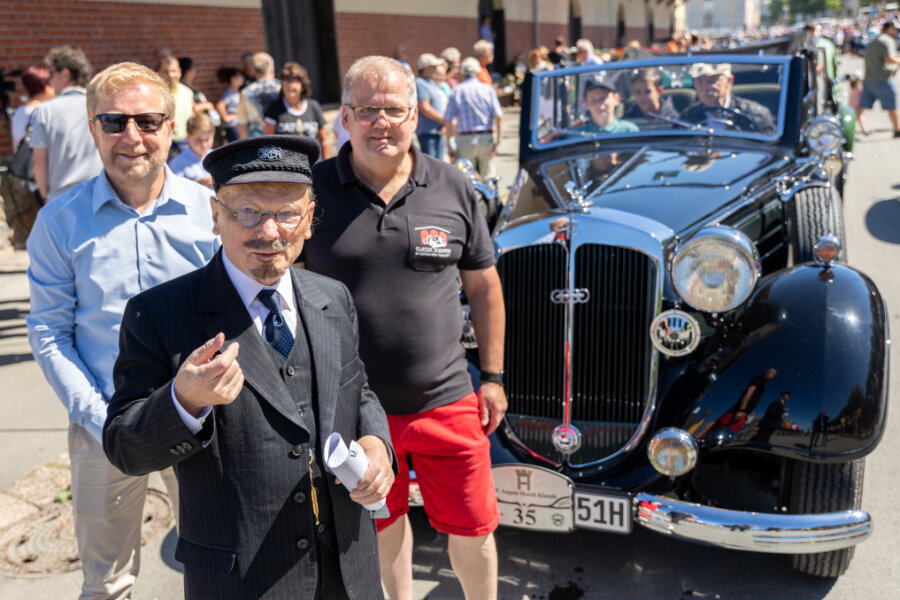 Großer Bahnhof für Oldtimer in Falkenstein: Autofans strömen in Scharen - Waren happy: Horch-Double Bernd Göpfert, Stadtchef Marco Siegemund und Organisator Sven Mues (v.l).