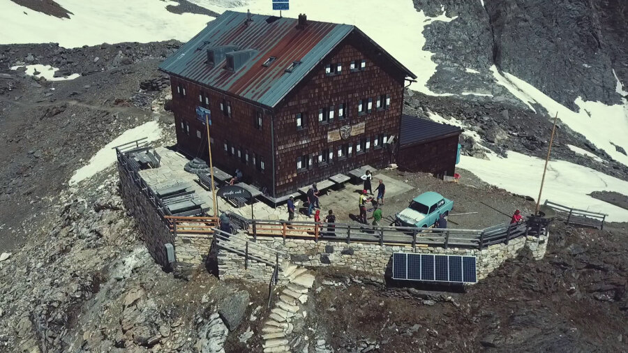 Großer Bahnhof in 3000 Meter Höhe - Zum Jubiläum wurde auch ein himmelblauer Trabant per Hubschrauer auf den Berg gebracht.