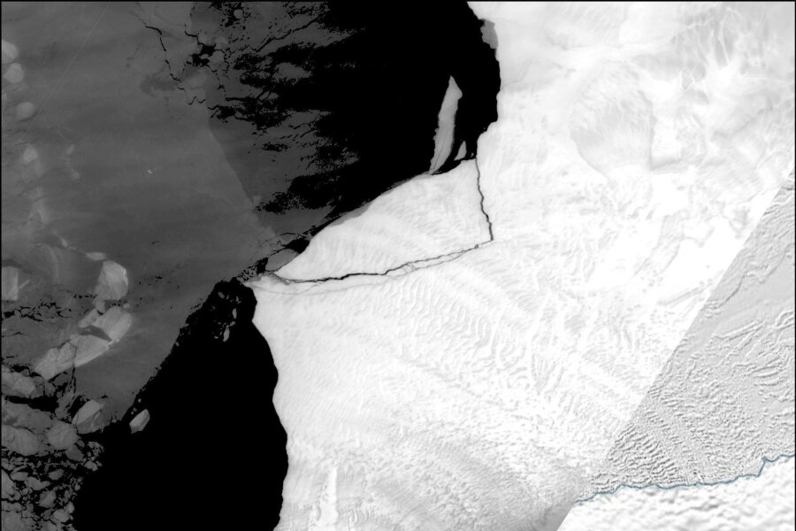 Großer Eisberg von Antarktis-Schelfeis abgebrochen - Eine von der britischen Forschungsstation British Antarctic Survey veröffentlichte Satellitenaufnahme zeigt, wie ein Eisberg vom Brunt-Eisschelf der Antarktis abbricht.