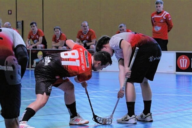 Großer Kampf reicht für Zwickauer Floorballer nicht zum Erfolg - Für Eric Poppe (links) und das Team des UV Zwigge geht es in der Verbandsliga zum Saisonende nur noch um Platz 3. Im Spiel gegen Landsberg verpasste die Mannschaft am Samstag den Finaleinzug. 