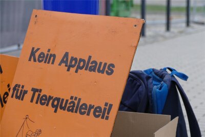 Großer Preis von Sachsen: Tierrechtsorganisation protestiert in Chemnitz gegen Reitturnier - Animal Rights Watch protestierte am Freitag vor der Messe Chemnitz.