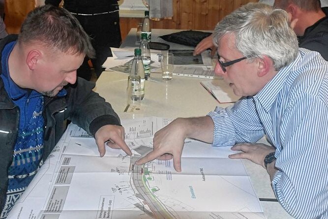 Großer Straßenbau in Leubetha beginnt - Über Details wurde am Donnerstag in einer Einwohnerversammlung informiert. Im Foto: Planer Sascha Granetzny (rechts) im Gespräch mit Ronny Schaufuß. 