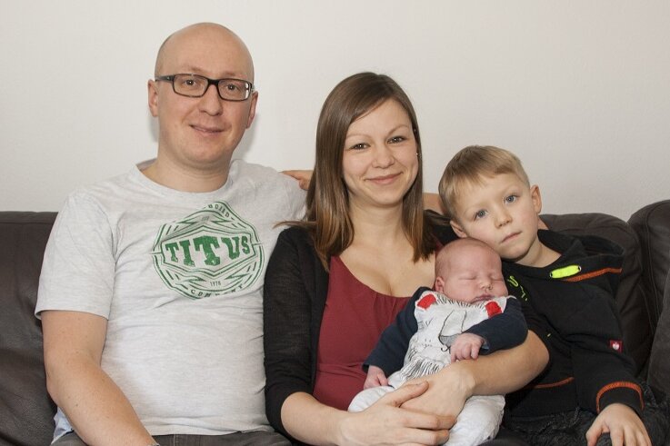 Großes Familienglück: Kleiner Richard wog zur Geburt 4700 Gramm - Papa Tom (l.) und Mama Nicole zusammen mit ihren Söhnen Richard und Johann.