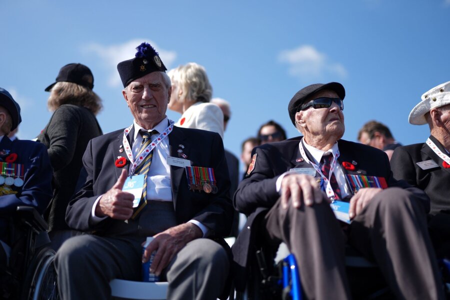 Großes Gedenken an Landung der Alliierten in Normandie - D-Day-Veteranen vor der Zeremonie der kanadischen Regierung anlässlich des 80. Jahrestages des D-Day am Juno Beach in der Normandie.