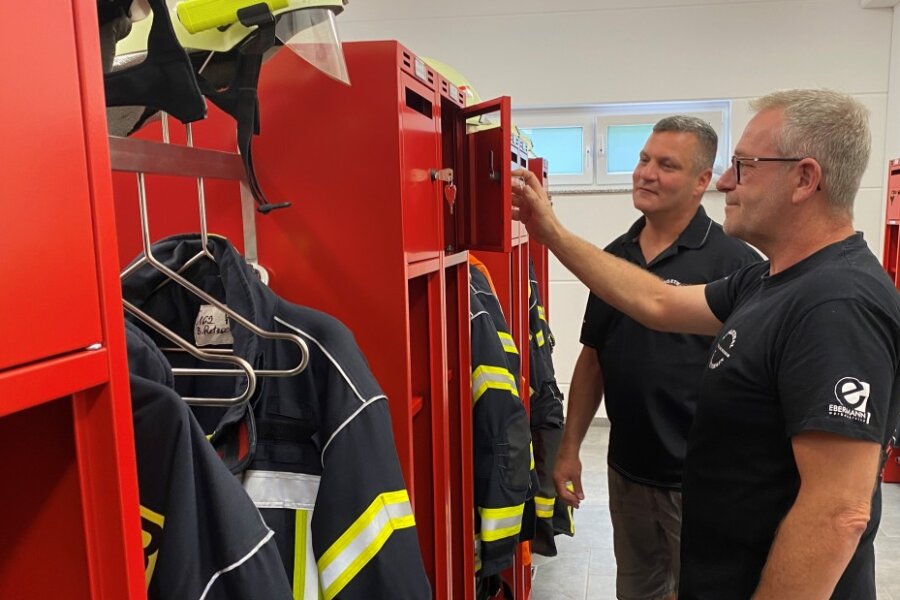 Im neuen Feuerwehr-Gerätehaus in Ringethal schauen Wehrleiter Daniel Schindler (r.) und sein Stellvertreter Thomas Weber, ob die Ausrüstung der Einsatzkräfte korrekt eingeräumt ist. 