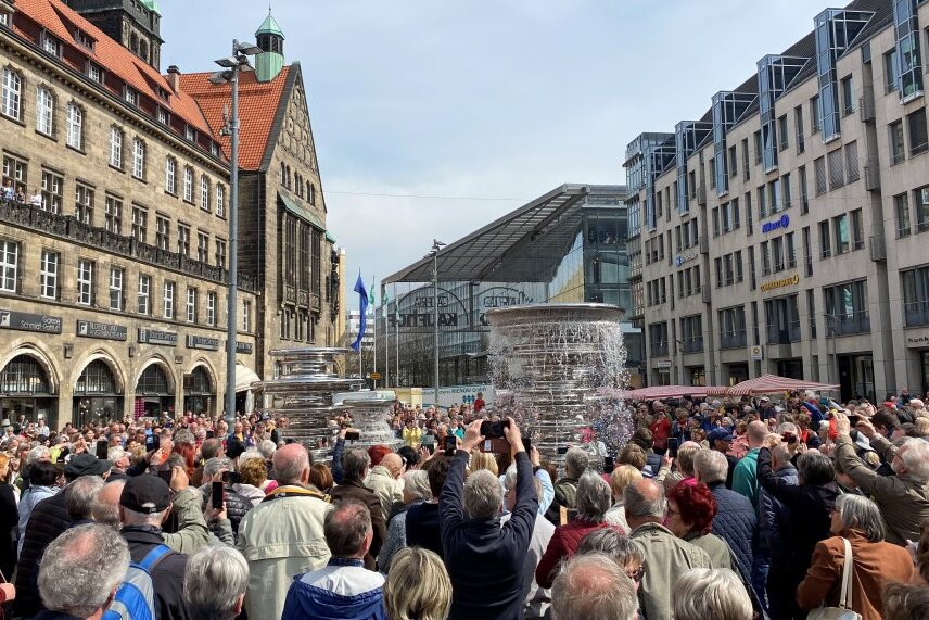 Großes Interesse am neuen Chemnitzer Marktbrunnen - Der Andrang bei der Eröffnungsfeier des neuen Chemnitzer Marktbrunnens war groß.