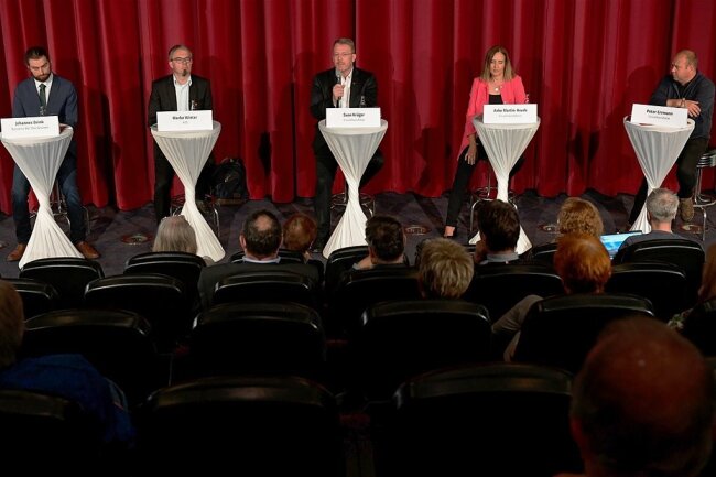 Großes Kino: Wen wählen die Freiberger? - Wahlforum der "Freien Presse" im Freiberger Kinopolis am Montagabend: Rede und Antwort standen die OB-Kandidaten Johannes Brink (Bündnis 90/Die Grünen), Marko Winter (AfD), Amtsinhaber Sven Krüger, Anke Martin-Heede und Peter Errmann (alle parteilos, von links). 