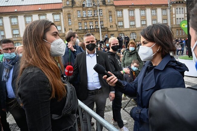 Großes Medieninteresse an Baerbock-Auftritt in Chemnitz - Annalena Baerbock (rechts) im Gespräch mit einer jungen Frau aus dem Publikum, der die Bemühungen der Grünen zum Klimaschutz nicht weit genug gehen.