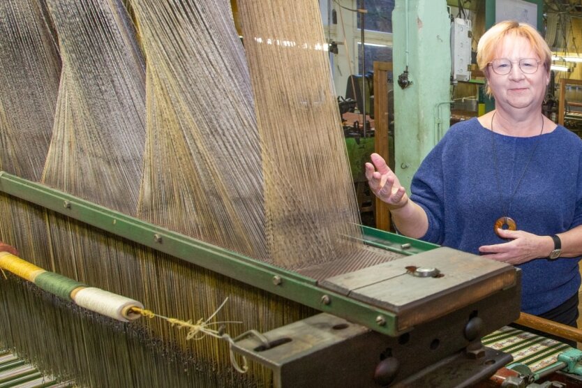 Großes Museum, große Sorgen - Museumsleiterin Andrea Weigel präsentiert die Jacquard-Maschine in der Tannenhauerfabrik. Bei der Maschine wird jeder Kettfaden einzeln gehoben oder gesenkt. Das Muster ist in Lochkarten "einprogrammiert", hier für einen Möbelbezugsstoff im Biedermeierstil. 