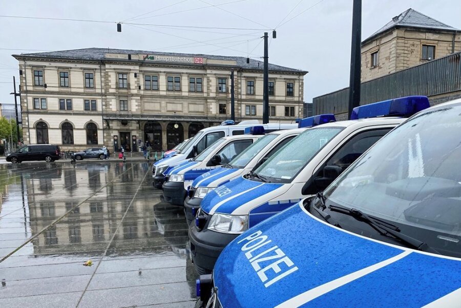 Mannschaftswagen der Bundespolizei auf dem Vorplatz des Hauptbahnhofes in Chemnitz. 