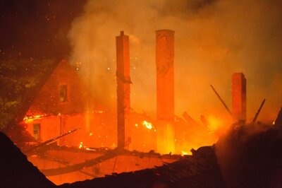 Großfeuer an der Grenze: Feuerwehr aus Oberwiesenthal hilft bei Restaurant-Brand - 